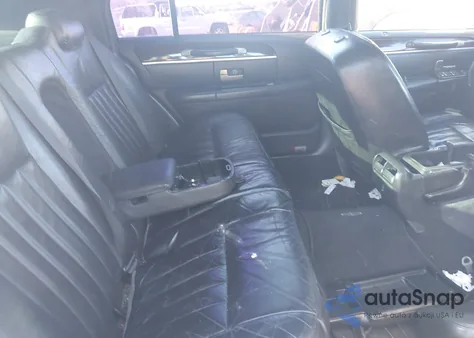 2004 Lincoln Town Car Signature z USA, uszkodzony, nr VIN 1LNHM81W94Y610037